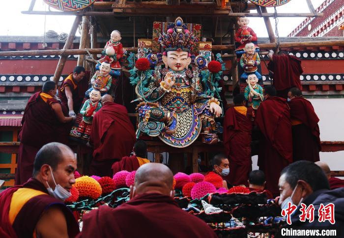 圖為塔爾寺僧人為酥油花搭架子?！●R銘言 攝