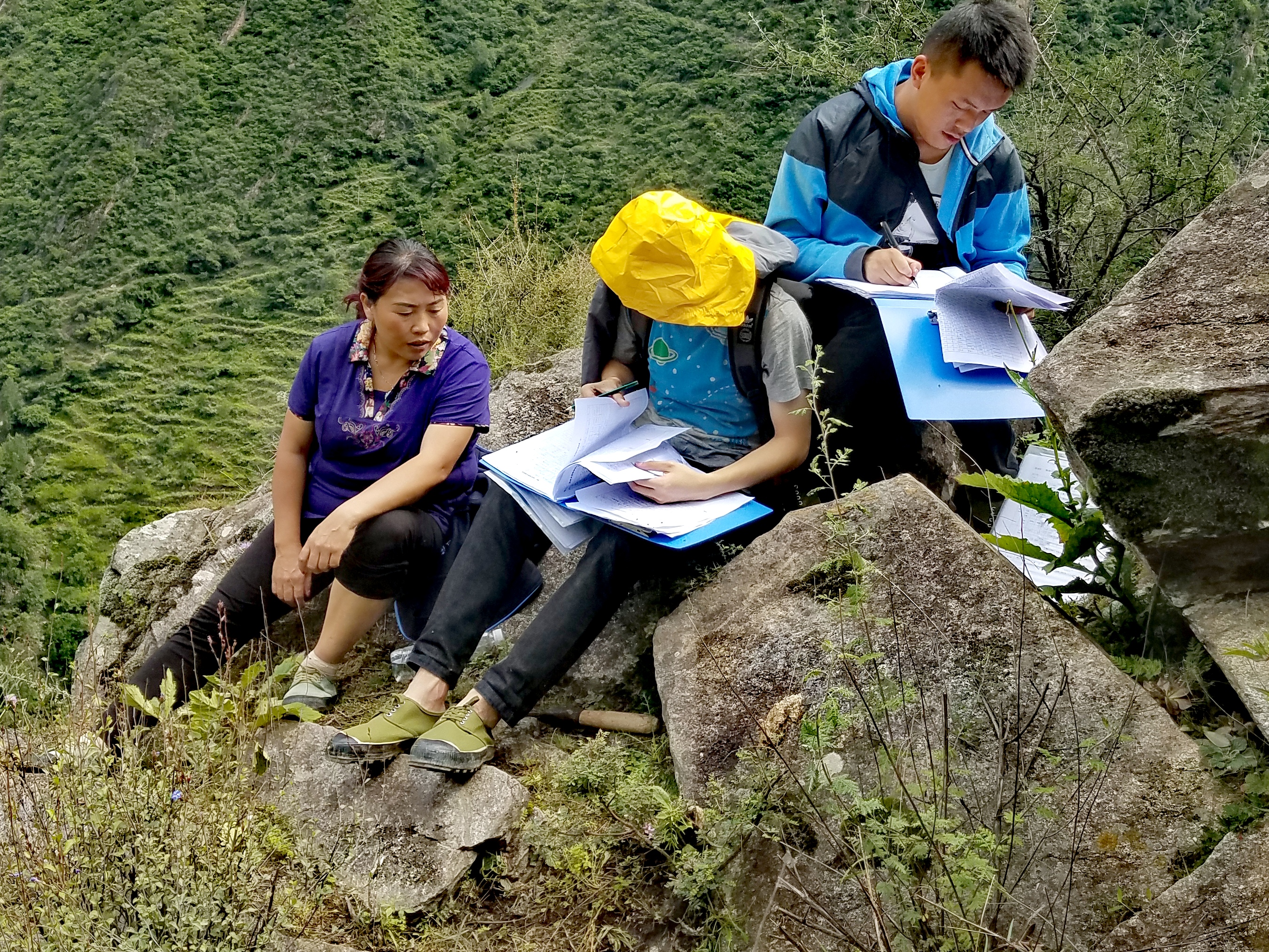 　2022年，余德春(左)協(xié)助排查震后地質(zhì)災(zāi)害隱患點(diǎn)。(圖為余德春提供)