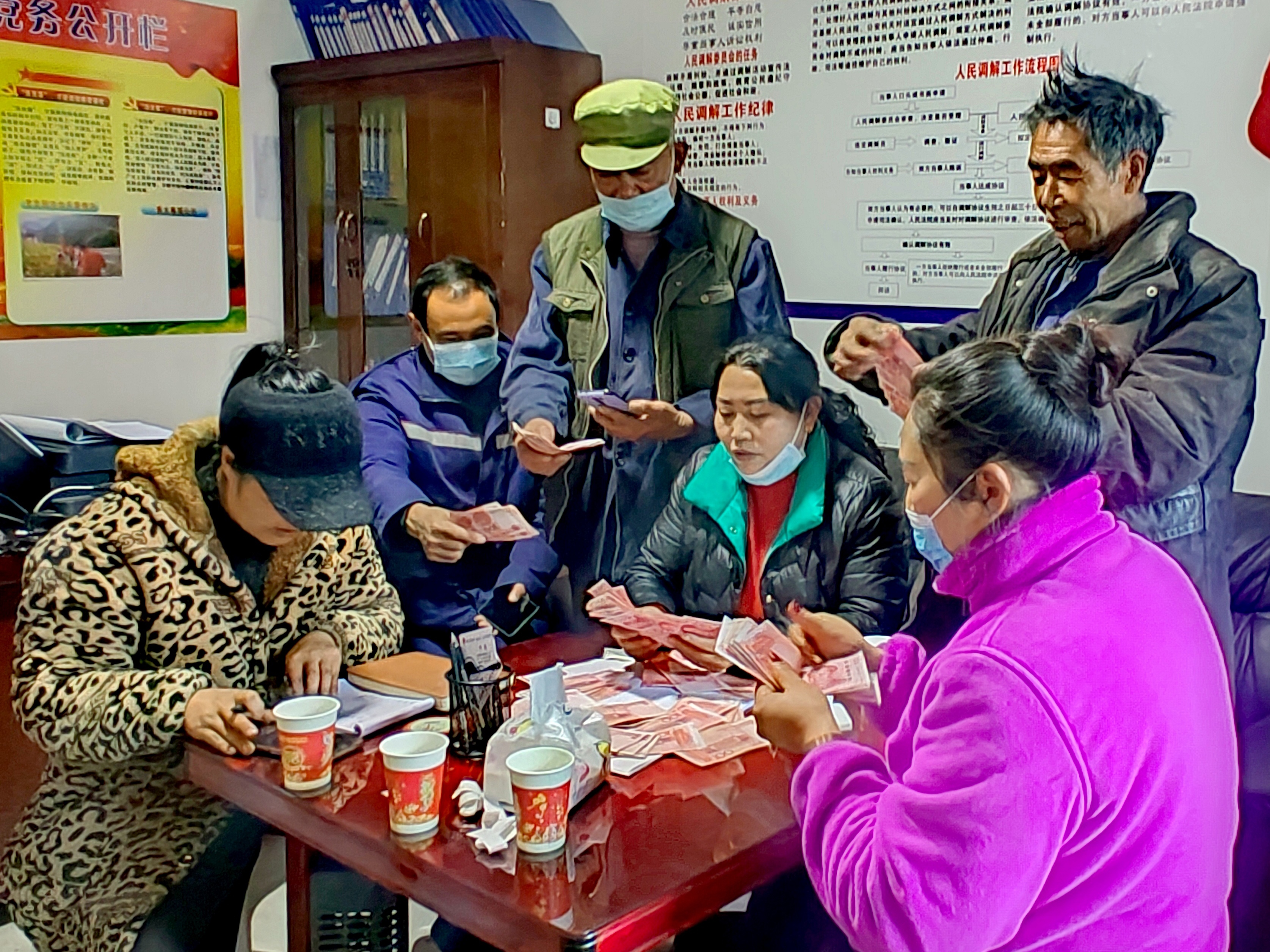 2022年，余德春給村民分紅。(圖為余德春提供)