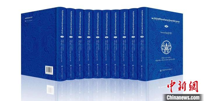 圖為青海果洛州藏醫(yī)專家桑德才讓擔任主編的《藏醫(yī)傳染性疾病文獻集成》?！∈茉L者 供圖