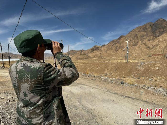 圖為文物保護員費生平正在巡查?！±铍h 攝