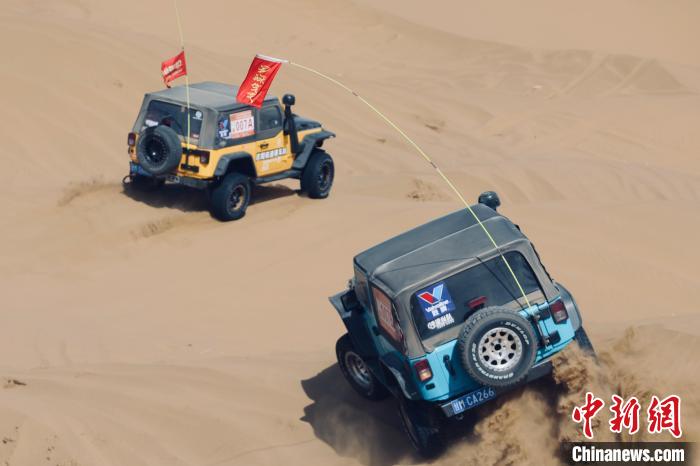 圖為高原沙漠機(jī)車越野挑戰(zhàn)賽現(xiàn)場(chǎng)?！≠F南縣委宣傳部供圖