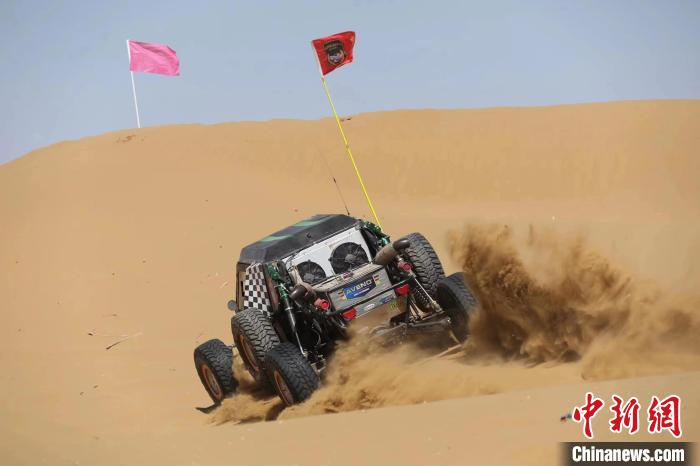圖為高原沙漠機(jī)車越野挑戰(zhàn)賽現(xiàn)場(chǎng)?！≠F南縣委宣傳部供圖