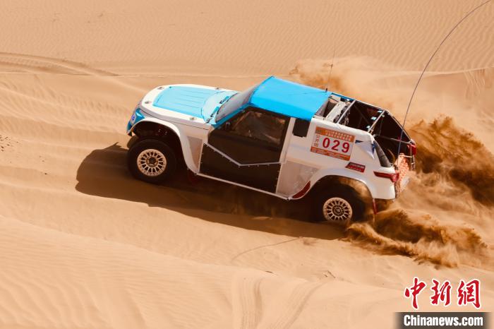 圖為高原沙漠機(jī)車越野挑戰(zhàn)賽現(xiàn)場(chǎng)?！≠F南縣委宣傳部供圖