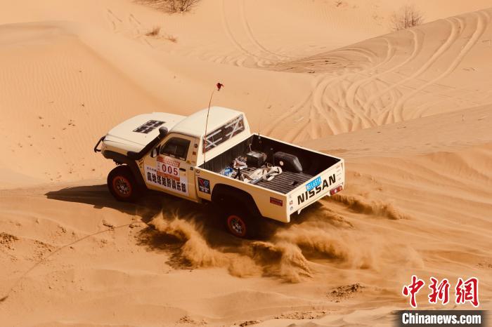 圖為高原沙漠機(jī)車越野挑戰(zhàn)賽現(xiàn)場(chǎng)?！≠F南縣委宣傳部供圖