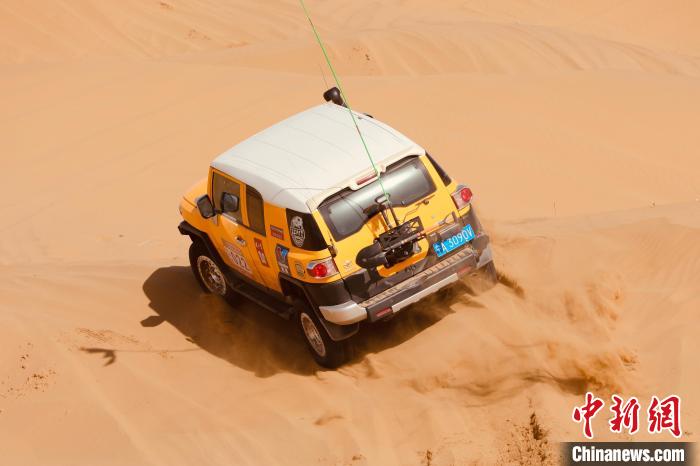 圖為高原沙漠機(jī)車越野挑戰(zhàn)賽現(xiàn)場(chǎng)?！≠F南縣委宣傳部供圖