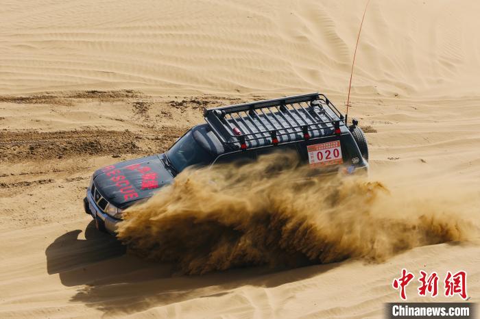 圖為高原沙漠機(jī)車越野挑戰(zhàn)賽現(xiàn)場(chǎng)?！≠F南縣委宣傳部供圖