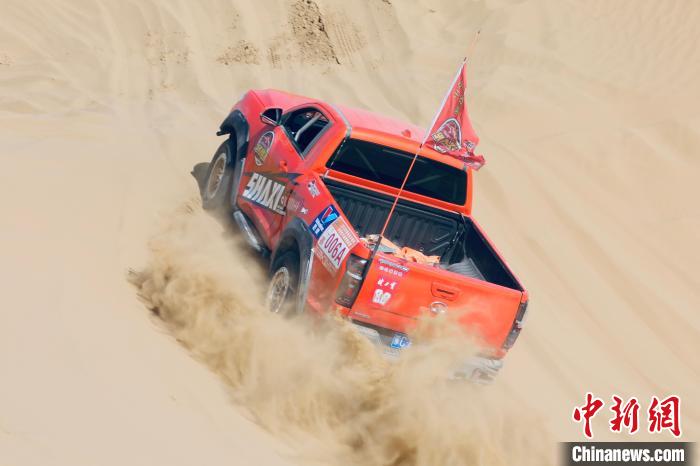 圖為高原沙漠機(jī)車越野挑戰(zhàn)賽現(xiàn)場(chǎng)?！≠F南縣委宣傳部供圖