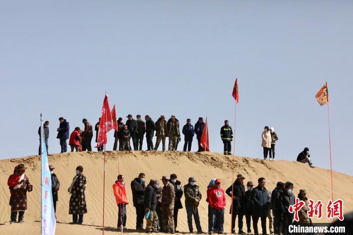 圖為來自各地的觀眾觀看比賽?！≠F南縣委宣傳部供圖