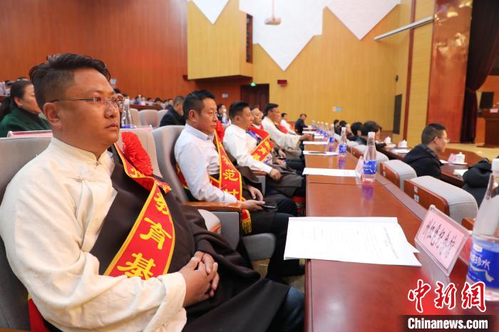 圖為玉樹州民族團(tuán)結(jié)進(jìn)步創(chuàng)建工作推進(jìn)會現(xiàn)場?！『F龍 攝