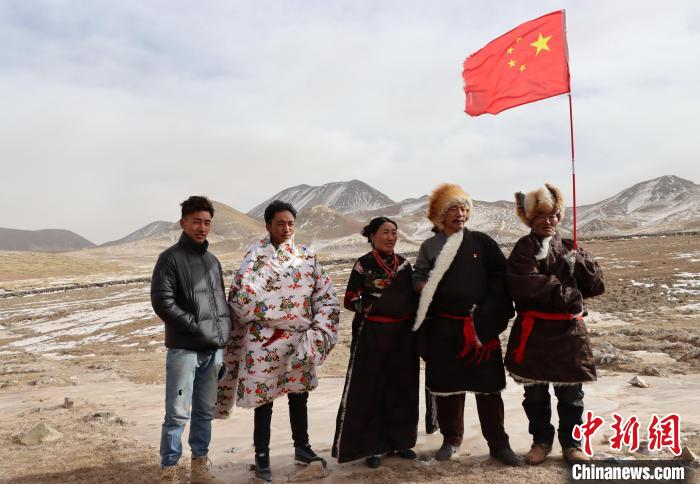 圖為青海省治多縣索加鄉(xiāng)干部群眾。(資料圖) 治多縣委宣傳部 供圖