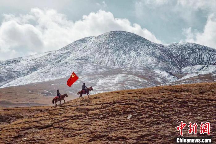 圖為青海省治多縣索加鄉(xiāng)干部群眾。(資料圖) 治多縣委宣傳部 供圖