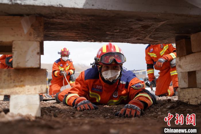 圖為地震實(shí)戰(zhàn)拉動(dòng)現(xiàn)場，參演人員正在進(jìn)行頂撐救援項(xiàng)目?！∮駱湎拦﹫D