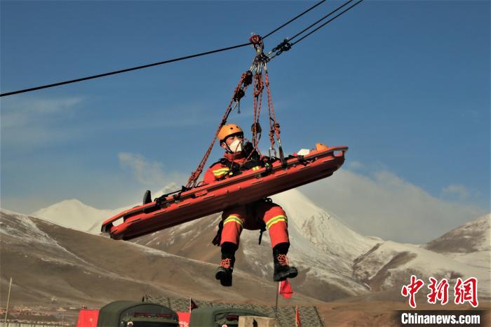 圖為地震實(shí)戰(zhàn)拉動(dòng)現(xiàn)場，參演人員正在進(jìn)行懸崖救助項(xiàng)目?！∮駱湎拦﹫D