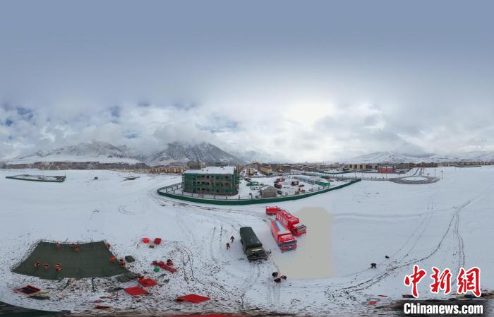 圖為地震實(shí)戰(zhàn)演練現(xiàn)場全景?！∮駱湎拦﹫D