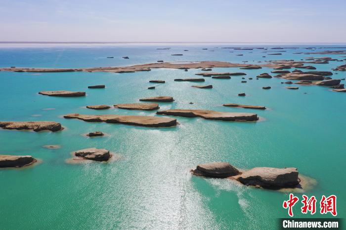 航拍青海大柴旦烏素特水上雅丹奇特景觀?！●R銘言 攝