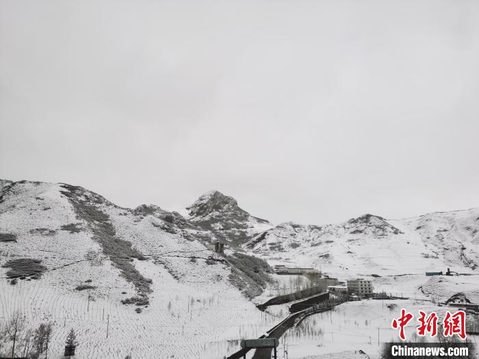 圖為青海省東南部的青沙山區(qū)域銀裝素裹?！?zhí)砀?攝