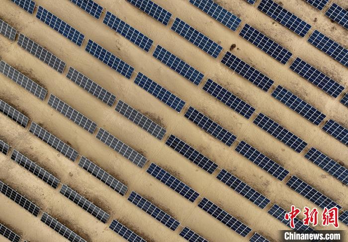 圖為航拍青海省海南藏族自治州共和縣塔拉灘光伏產(chǎn)業(yè)園?！∑钤鲚?攝