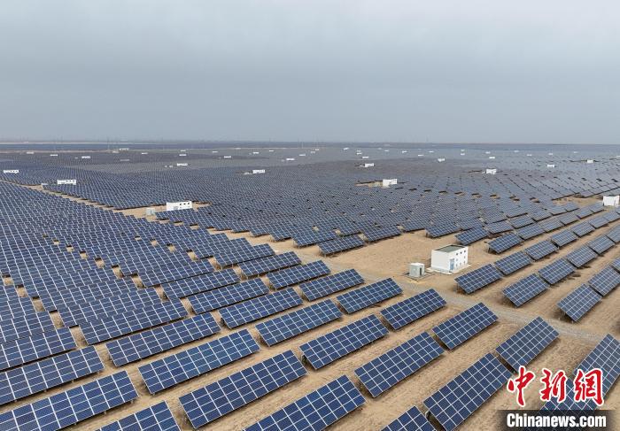 圖為航拍青海省海南藏族自治州共和縣塔拉灘光伏產(chǎn)業(yè)園?！∑钤鲚?攝