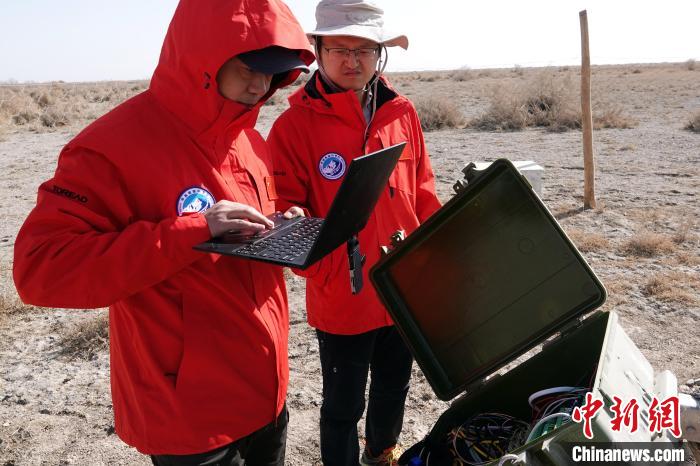 格爾木草地站，青藏科考隊(duì)員采集觀測(cè)數(shù)據(jù)?！?lt;a target='_blank' href='/'><p  align=