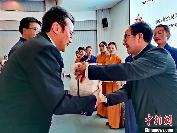 圖為贈送叢書?！?zhí)砀?攝