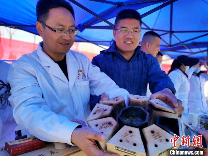 圖為青海省海東市樂都區(qū)中醫(yī)院八卦灸展示?！?zhí)砀?攝