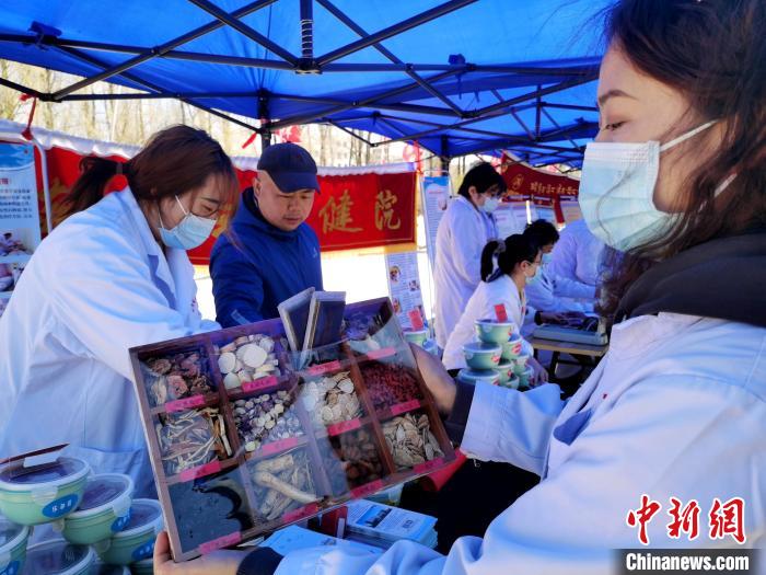 圖為中藥展示?！?zhí)砀?攝