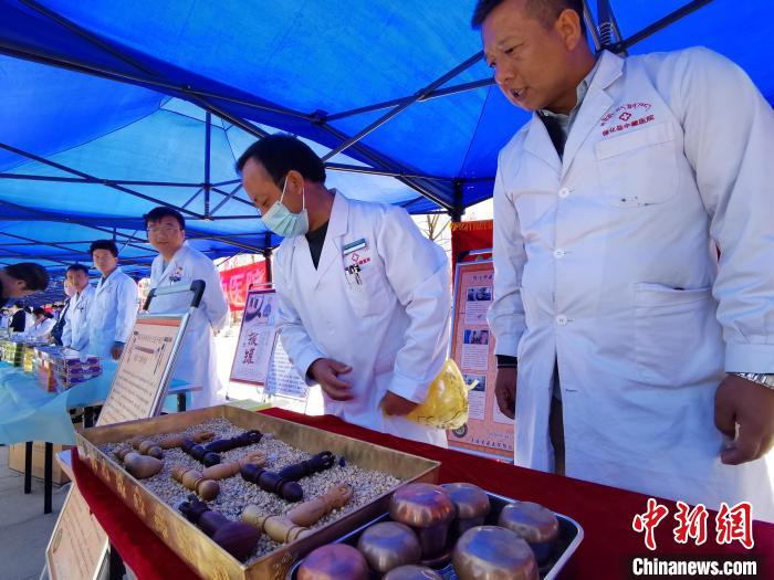 圖為青海省循化縣的國家級非遺項目尤闕療法的器械展示?！?zhí)砀?攝