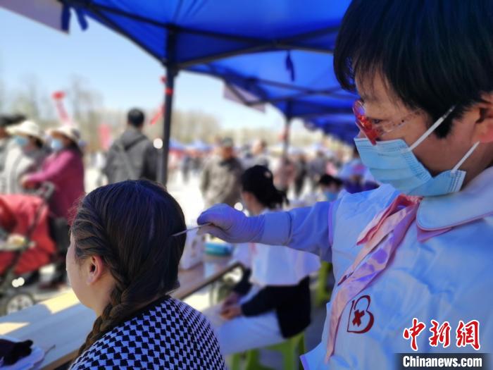 圖為刮痧。　張?zhí)砀?攝