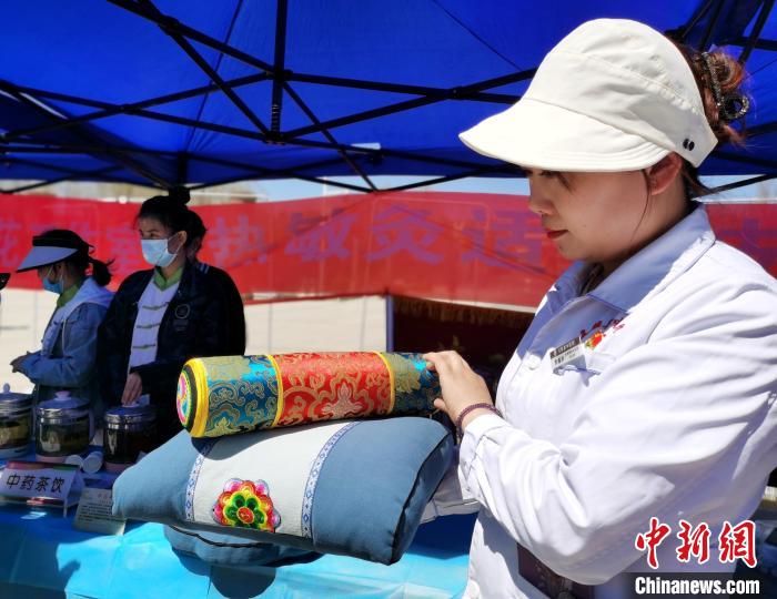 圖為青海省互助縣的中藥枕頭?！?zhí)砀?攝