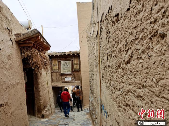圖為古堡內的巷道?！?zhí)砀?攝