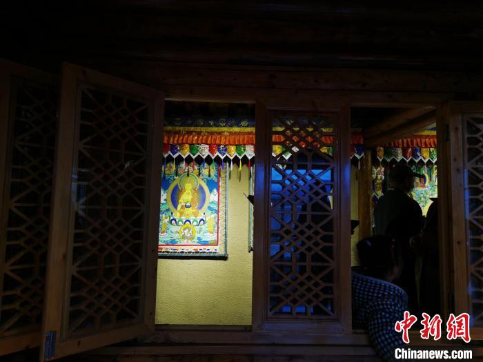 圖為作為展廳的古堡內一座土木二層結構“廊房式”建筑?！?zhí)砀?攝