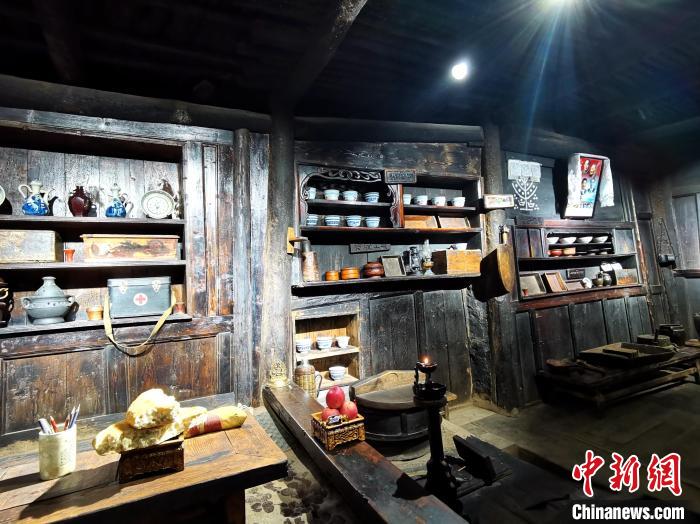 圖為古堡內生活場景展示?！?zhí)砀?攝