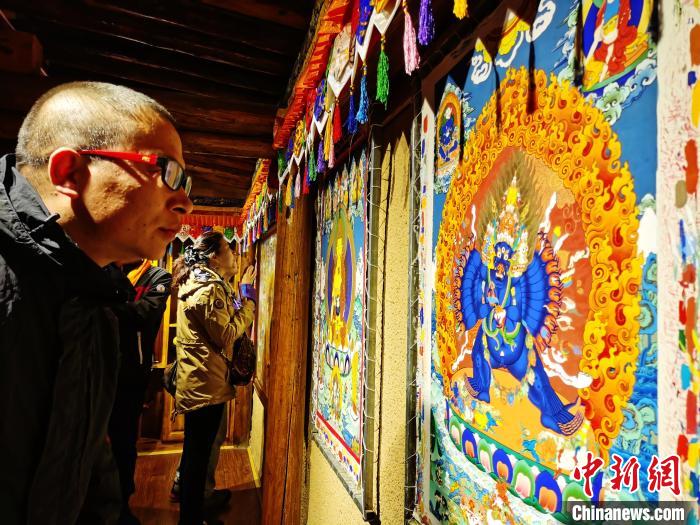 圖為民眾參觀古堡內的唐卡?！?zhí)砀?攝