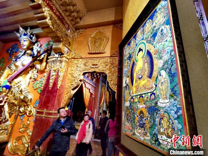 圖為仁俊畫(huà)院內(nèi)的唐卡?！?zhí)砀?攝