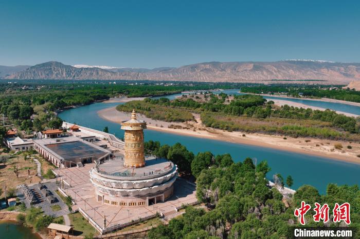 航拍青海貴德黃河岸畔綠意濃濃。　趙凜松 攝