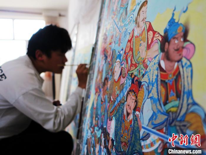 圖為熱貢龍樹畫苑內(nèi)的學(xué)徒繪畫唐卡。　張?zhí)砀?攝