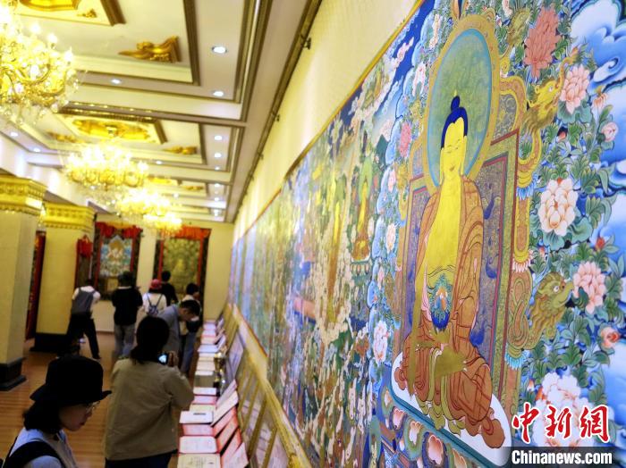 圖為熱貢龍樹畫苑內(nèi)的唐卡?！?zhí)砀?攝