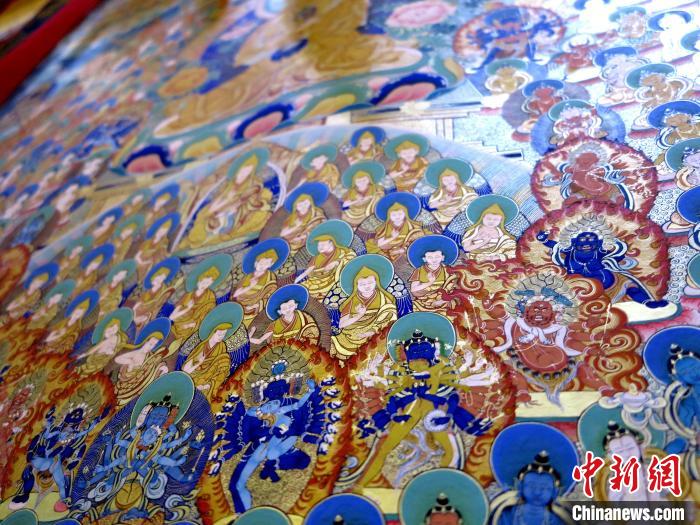 圖為熱貢龍樹畫苑內(nèi)展覽的唐卡局部?！?zhí)砀?攝