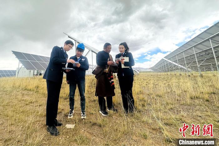 圖為稅務(wù)干部上門開展稅費(fèi)輔導(dǎo)?！》劫F龍 攝