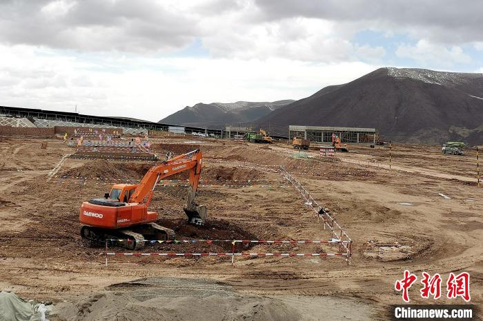 圖為光伏發(fā)電項(xiàng)目施工區(qū)正在抓緊施工?！±铍h 攝