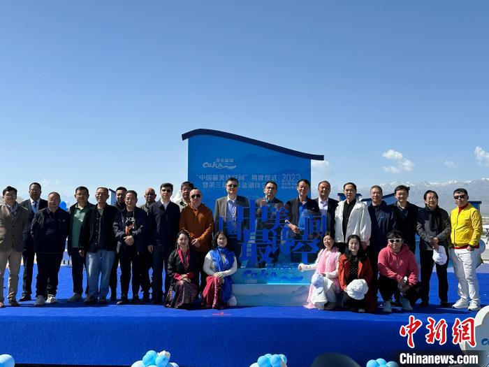 圖為國(guó)內(nèi)眾多詩人在茶卡鹽湖景區(qū)合影?！⒀?攝