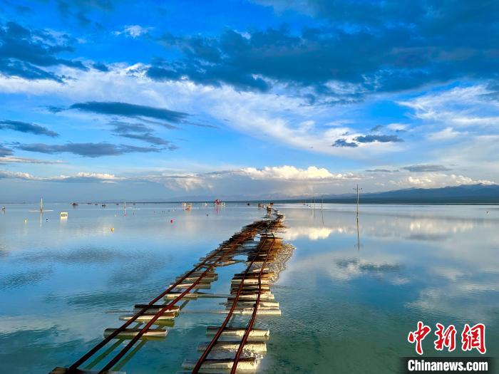 圖為茶卡鹽湖景區(qū)風(fēng)光。　劉洋 攝