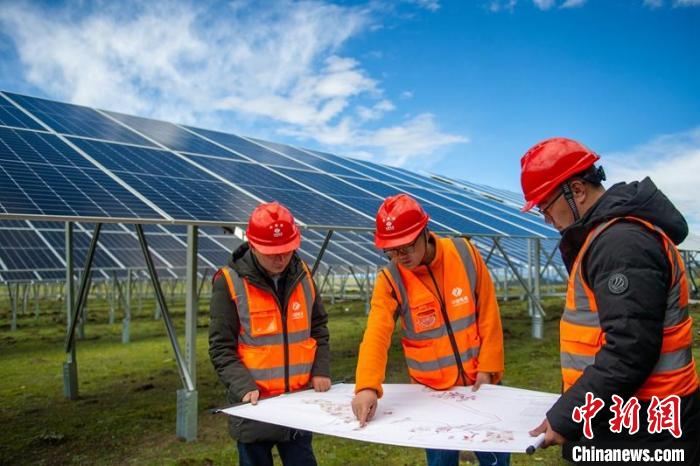 施工技術(shù)人員正在認(rèn)真核查柯拉一期光伏電站相關(guān)設(shè)計數(shù)據(jù)等。　劉忠俊 攝