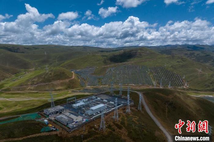 航拍建成投運的柯拉一期光伏電站升壓站?！⒅铱?攝