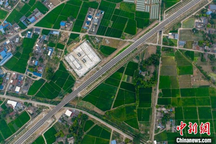 空中俯瞰綿竹牽引變電所和川青鐵路成黃段鐵路線?！⒅铱?攝