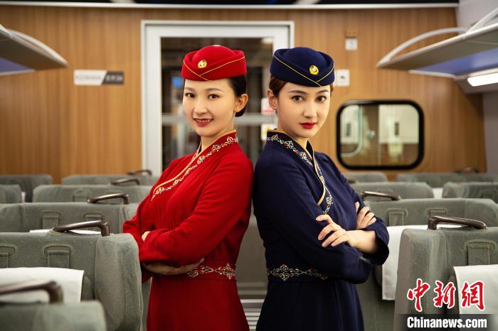 圖為整體色彩以“深藏青”和“喇嘛紅”為主調(diào)的西格段“復興號”動車組乘務員新制服?！±罾?攝