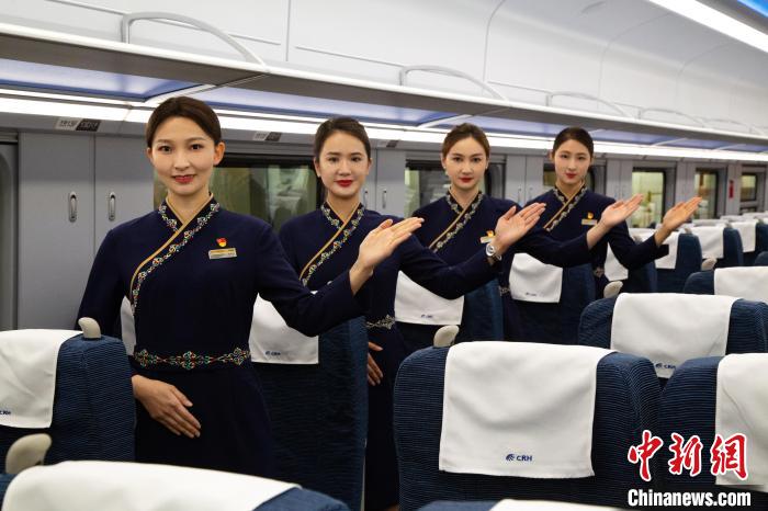 圖為身穿新制服的青藏鐵路西格段“復(fù)興號”動(dòng)車組乘務(wù)員?！±罾?攝