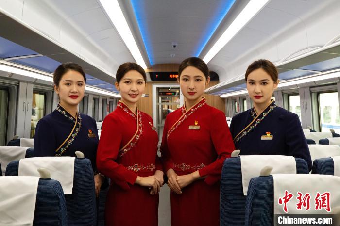 圖為整體色彩以“深藏青”和“喇嘛紅”為主調(diào)的西格段“復(fù)興號”動(dòng)車組乘務(wù)員新制服?！±罾?攝