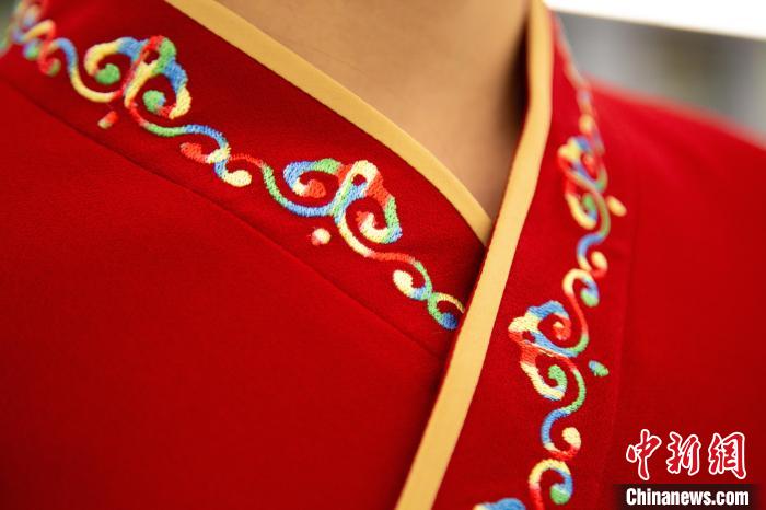 圖為新制服領(lǐng)口點(diǎn)綴有蒙古特色的烏力吉紋繡花?！±罾?攝